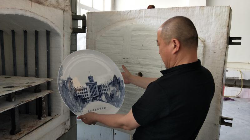 手绘瓷盘烧制成功