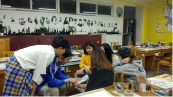 小组成员进行热烈讨论