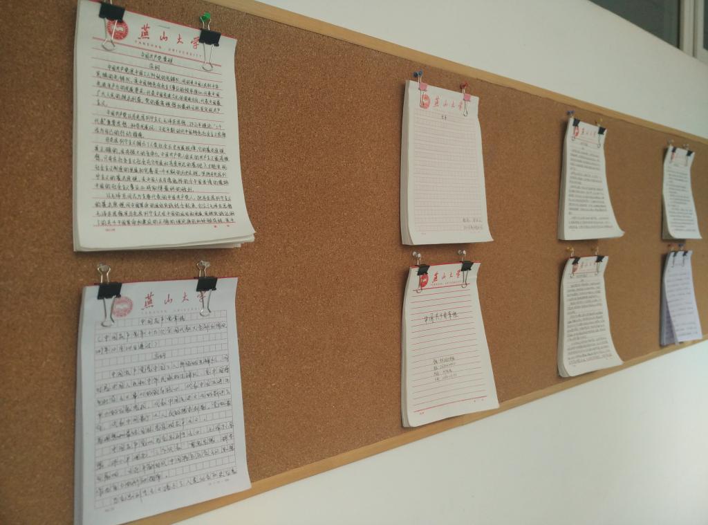 手抄党章在足球竞猜
进行展览