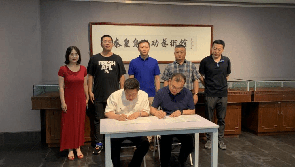 孙利院长与河北五兴能源集团董事长、启功艺术馆创始人张福利签署校外实践基地协议
